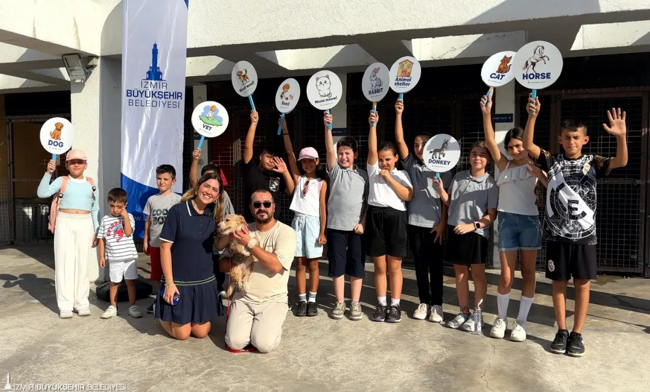 İzmir Büyükşehir Belediyesi’nin sunduğu eğitim hizmetlerinden biri olan İngilizce Speaking Club etkinliği, Pako Sokak Hayvanları Sosyal Yaşam Kampüsü ziyareti ile başladı. Etkinliğe katılan ilkokul öğrencileri, İngilizce ve Türkçe anlatımla hayvanları tanıdı. 