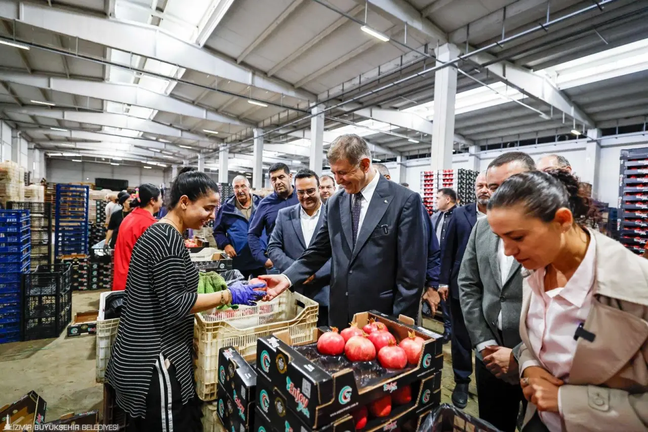 İzmir Büyükşehir Belediye Başkanı Dr. Cemil Tugay, Selçuklu çiftçilerle nar hasadı yaptı. Zeytinköy’de düzenlenen hasatta çiftçilerin taleplerini dinleyen Başkan Tugay, nar hasadının ardından mahsulün dünyaya açıldığı Deppo Efes’i ziyaret etti. Selçuklu üreticilerin başarısıyla İzmir’in diğer bölgelerine de örnek olacağını ifade eden Başkan Tugay, “Buradaki bu güzel çalışmayı daha ileriye götürmek için çaba göstermeye devam edeceğiz. Gelecek çalışarak güzel olacak. Tarıma sahip çıkmaya devam edeceğiz” dedi.