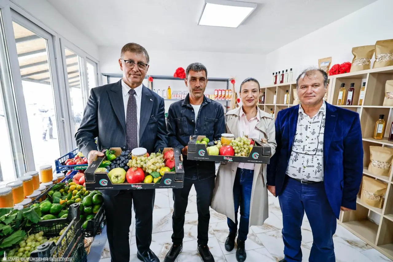 İzmir Büyükşehir Belediye Başkanı Dr. Cemil Tugay, Selçuklu çiftçilerle nar hasadı yaptı. Zeytinköy’de düzenlenen hasatta çiftçilerin taleplerini dinleyen Başkan Tugay, nar hasadının ardından mahsulün dünyaya açıldığı Deppo Efes’i ziyaret etti. Selçuklu üreticilerin başarısıyla İzmir’in diğer bölgelerine de örnek olacağını ifade eden Başkan Tugay, “Buradaki bu güzel çalışmayı daha ileriye götürmek için çaba göstermeye devam edeceğiz. Gelecek çalışarak güzel olacak. Tarıma sahip çıkmaya devam edeceğiz” dedi.