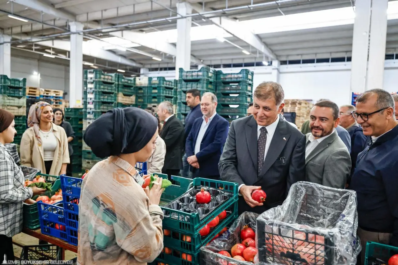 İzmir Büyükşehir Belediye Başkanı Dr. Cemil Tugay, Selçuklu çiftçilerle nar hasadı yaptı. Zeytinköy’de düzenlenen hasatta çiftçilerin taleplerini dinleyen Başkan Tugay, nar hasadının ardından mahsulün dünyaya açıldığı Deppo Efes’i ziyaret etti. Selçuklu üreticilerin başarısıyla İzmir’in diğer bölgelerine de örnek olacağını ifade eden Başkan Tugay, “Buradaki bu güzel çalışmayı daha ileriye götürmek için çaba göstermeye devam edeceğiz. Gelecek çalışarak güzel olacak. Tarıma sahip çıkmaya devam edeceğiz” dedi.