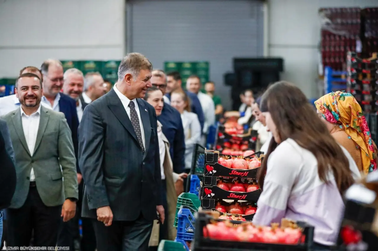 İzmir Büyükşehir Belediye Başkanı Dr. Cemil Tugay, Selçuklu çiftçilerle nar hasadı yaptı. Zeytinköy’de düzenlenen hasatta çiftçilerin taleplerini dinleyen Başkan Tugay, nar hasadının ardından mahsulün dünyaya açıldığı Deppo Efes’i ziyaret etti. Selçuklu üreticilerin başarısıyla İzmir’in diğer bölgelerine de örnek olacağını ifade eden Başkan Tugay, “Buradaki bu güzel çalışmayı daha ileriye götürmek için çaba göstermeye devam edeceğiz. Gelecek çalışarak güzel olacak. Tarıma sahip çıkmaya devam edeceğiz” dedi.