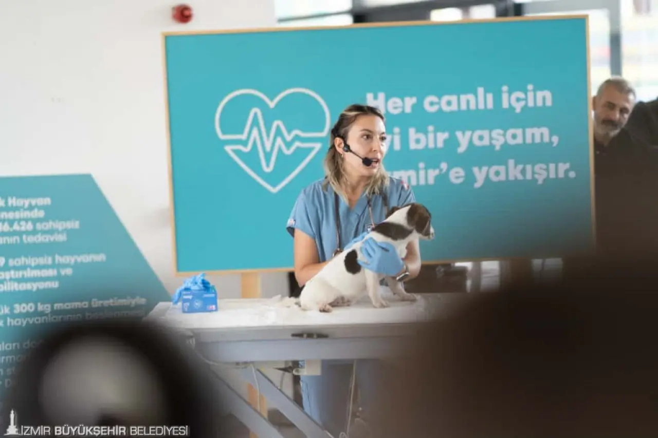 İzmir Büyükşehir Belediyesi, 4 Ekim Dünya Hayvanları Koruma Günü nedeniyle, Pako Sokak Hayvanları Sosyal Yaşam Kampüsü’nde öğrencileri ağırladı. Etkinlikte genç nesillere hayvan sevgisi aşılanırken can dostların tedavisi, bakımı ve onlarla iletişim kurmanın yolları öğretildi. Öğrenciler de sahipsiz hayvanlara yönelik kötü muamelelerden çok etkilendiklerini belirterek bu durumun sona ermesi çağrısında bulundu.