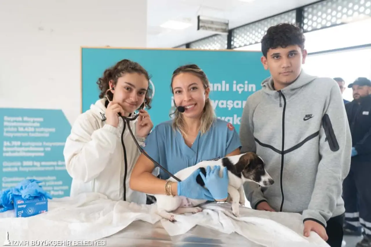 İzmir Büyükşehir Belediyesi, 4 Ekim Dünya Hayvanları Koruma Günü nedeniyle, Pako Sokak Hayvanları Sosyal Yaşam Kampüsü’nde öğrencileri ağırladı. Etkinlikte genç nesillere hayvan sevgisi aşılanırken can dostların tedavisi, bakımı ve onlarla iletişim kurmanın yolları öğretildi. Öğrenciler de sahipsiz hayvanlara yönelik kötü muamelelerden çok etkilendiklerini belirterek bu durumun sona ermesi çağrısında bulundu.