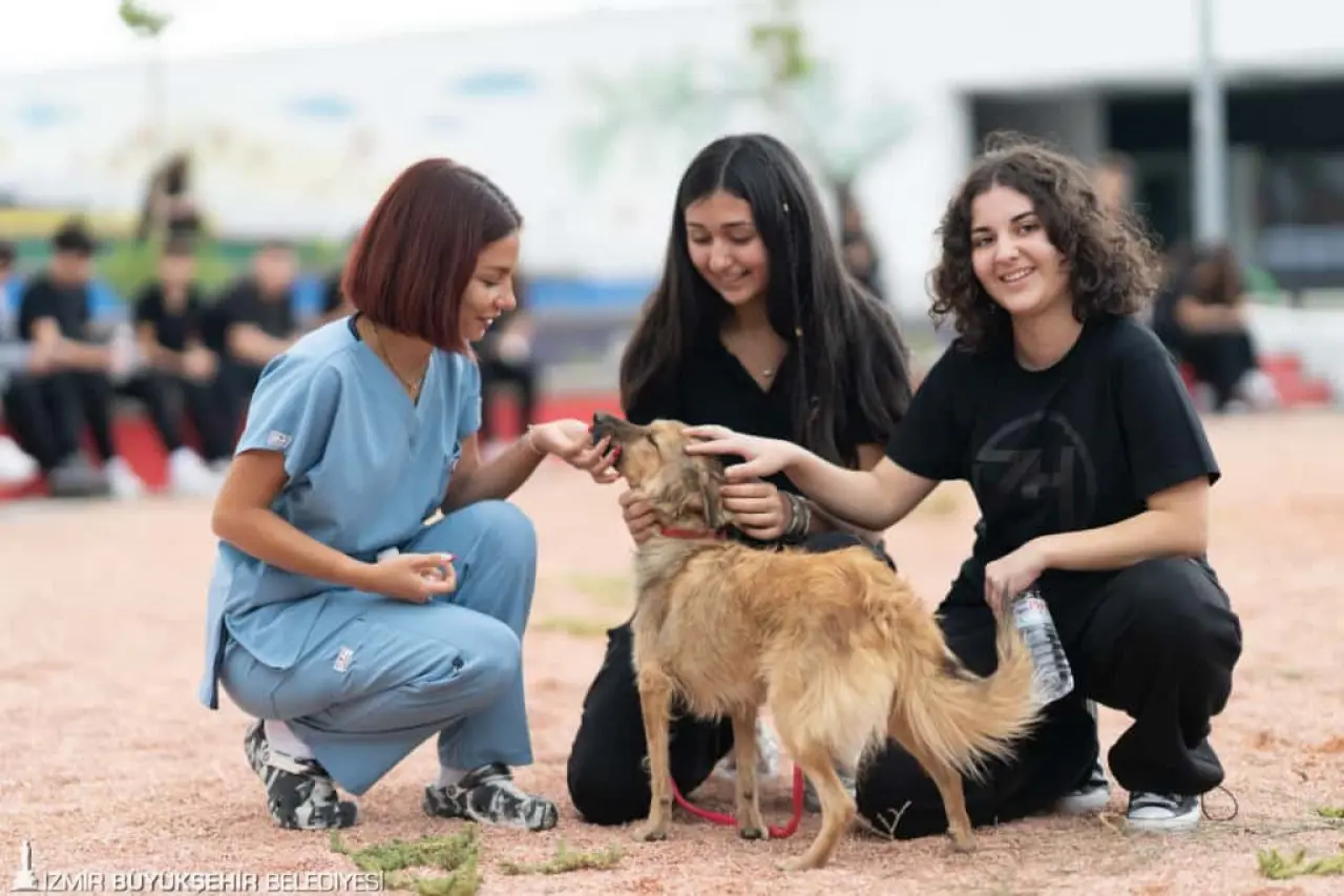 İzmir Büyükşehir Belediyesi, 4 Ekim Dünya Hayvanları Koruma Günü nedeniyle, Pako Sokak Hayvanları Sosyal Yaşam Kampüsü’nde öğrencileri ağırladı. Etkinlikte genç nesillere hayvan sevgisi aşılanırken can dostların tedavisi, bakımı ve onlarla iletişim kurmanın yolları öğretildi. Öğrenciler de sahipsiz hayvanlara yönelik kötü muamelelerden çok etkilendiklerini belirterek bu durumun sona ermesi çağrısında bulundu.