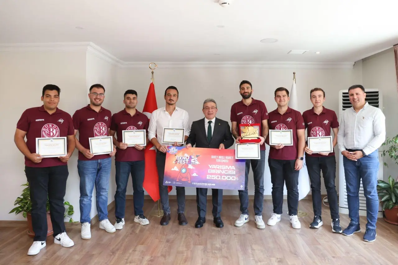 İstanbul’da düzenlenen TEKNOFEST kapsamındaki yarışmalarda derece elde eden Dokuz Eylül Üniversiteli (DEÜ) öğrenci ve akademisyenler, tebrik belgelerini DEÜ Rektörü Prof. Dr. Bayram Yılmaz’ın elinden aldı. Törende konuşan Rektör Yılmaz, “Burada bizim için asıl önemli olan, derecelerden çok öğrencilerimizin ve girişimcilerimizin çalışmalarının görünür olması ve teşvik edilmesiydi. Orada araştırma üniversitemizi gururla temsil eden öğrencilerimizi ve çalışma arkadaşlarımı yürekten kutluyorum,” ifadelerini kullandı.