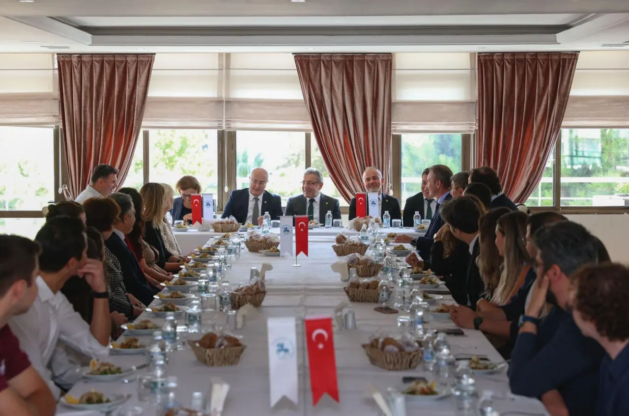 İstanbul’da düzenlenen TEKNOFEST kapsamındaki yarışmalarda derece elde eden Dokuz Eylül Üniversiteli (DEÜ) öğrenci ve akademisyenler, tebrik belgelerini DEÜ Rektörü Prof. Dr. Bayram Yılmaz’ın elinden aldı. Törende konuşan Rektör Yılmaz, “Burada bizim için asıl önemli olan, derecelerden çok öğrencilerimizin ve girişimcilerimizin çalışmalarının görünür olması ve teşvik edilmesiydi. Orada araştırma üniversitemizi gururla temsil eden öğrencilerimizi ve çalışma arkadaşlarımı yürekten kutluyorum,” ifadelerini kullandı.