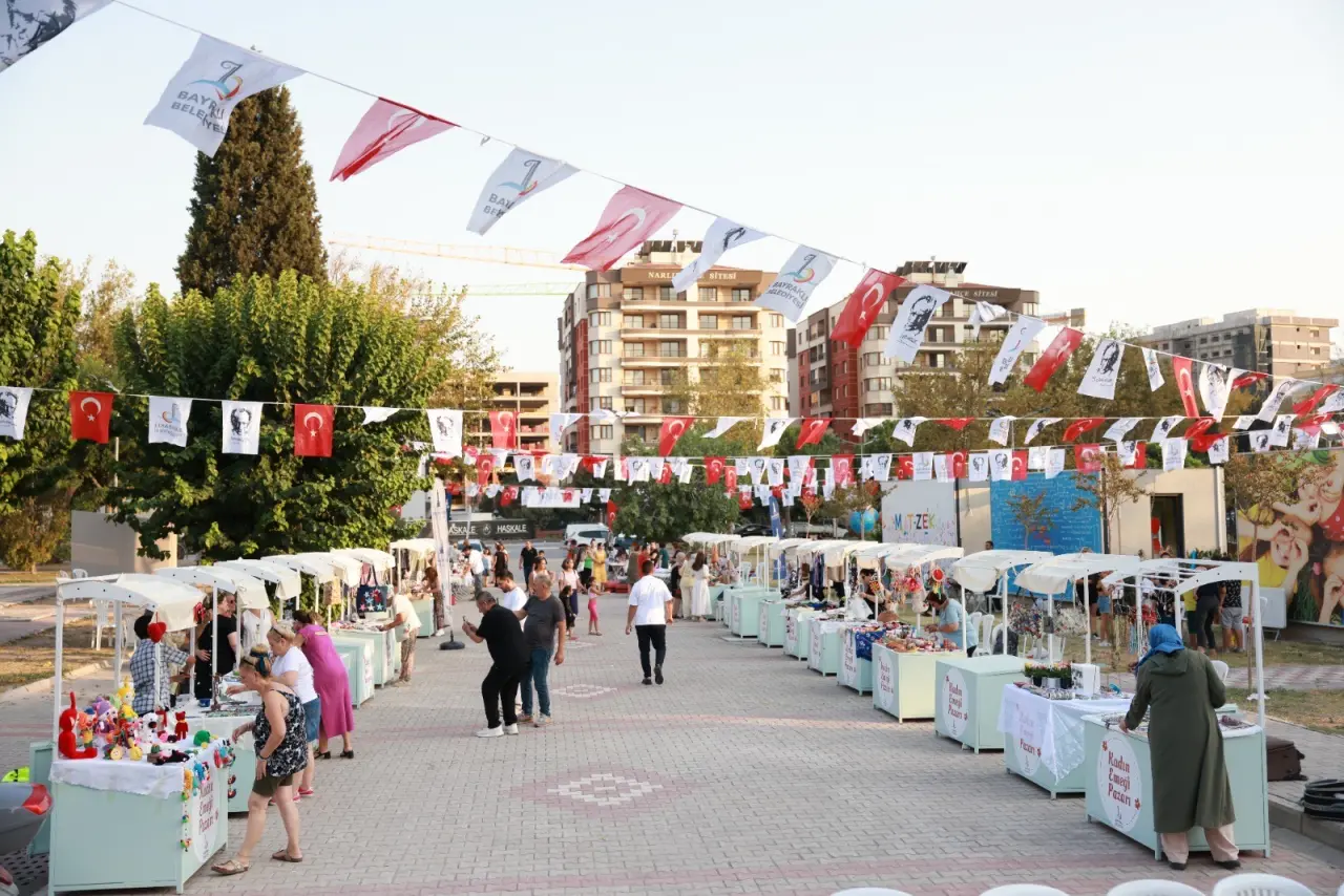 Bayraklı'da, kadınların emeğini ve yaratıcılığını ön plana çıkaran özel bir sergi düzenlendi. Bu sergi, yerel kadınların ürettikleri el emeği ürünlerle kadınların toplumdaki rolünü güçlendirmeyi amaçlıyor.