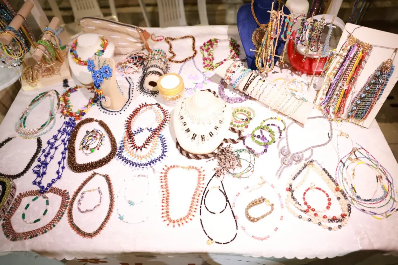 Bayraklı'da, kadınların emeğini ve yaratıcılığını ön plana çıkaran özel bir sergi düzenlendi. Bu sergi, yerel kadınların ürettikleri el emeği ürünlerle kadınların toplumdaki rolünü güçlendirmeyi amaçlıyor.