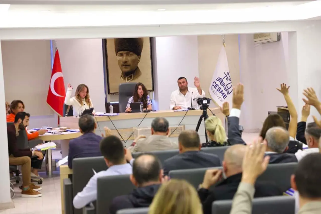 Çeşme Belediye Meclisi, Ekim ayı olağan toplantısının birinci birleşimini 6 Ekim 2025 Pazartesi günü Belediye Başkanı Lâl Denizli başkanlığında gerçekleştirdi. Toplantıda komisyon üyeliklerinden öğrenci burslarına, sosyal düzenlemelerden Filistin’e yönelik dayanışma mesajlarına kadar birçok önemli karar oybirliğiyle alındı.