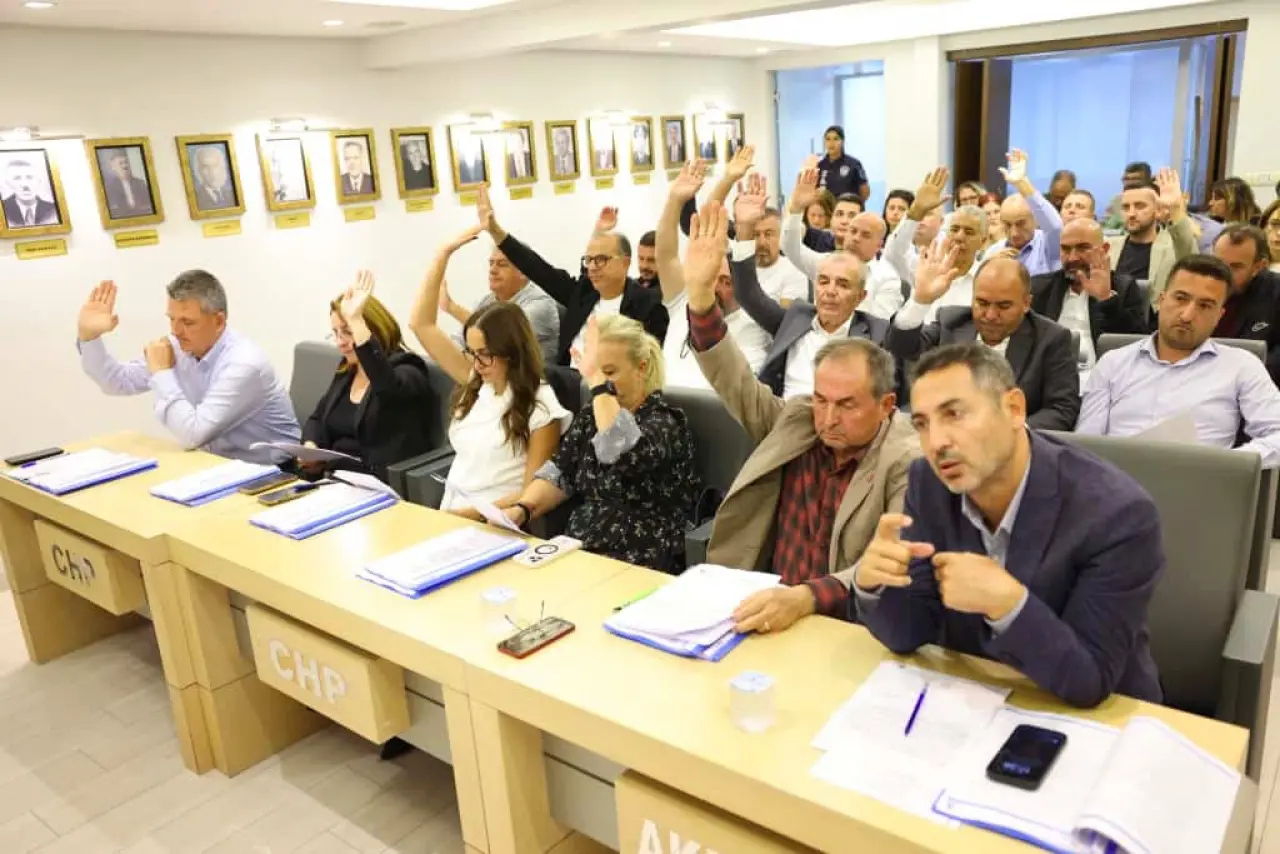 Çeşme Belediye Meclisi, Ekim ayı olağan toplantısının birinci birleşimini 6 Ekim 2025 Pazartesi günü Belediye Başkanı Lâl Denizli başkanlığında gerçekleştirdi. Toplantıda komisyon üyeliklerinden öğrenci burslarına, sosyal düzenlemelerden Filistin’e yönelik dayanışma mesajlarına kadar birçok önemli karar oybirliğiyle alındı.