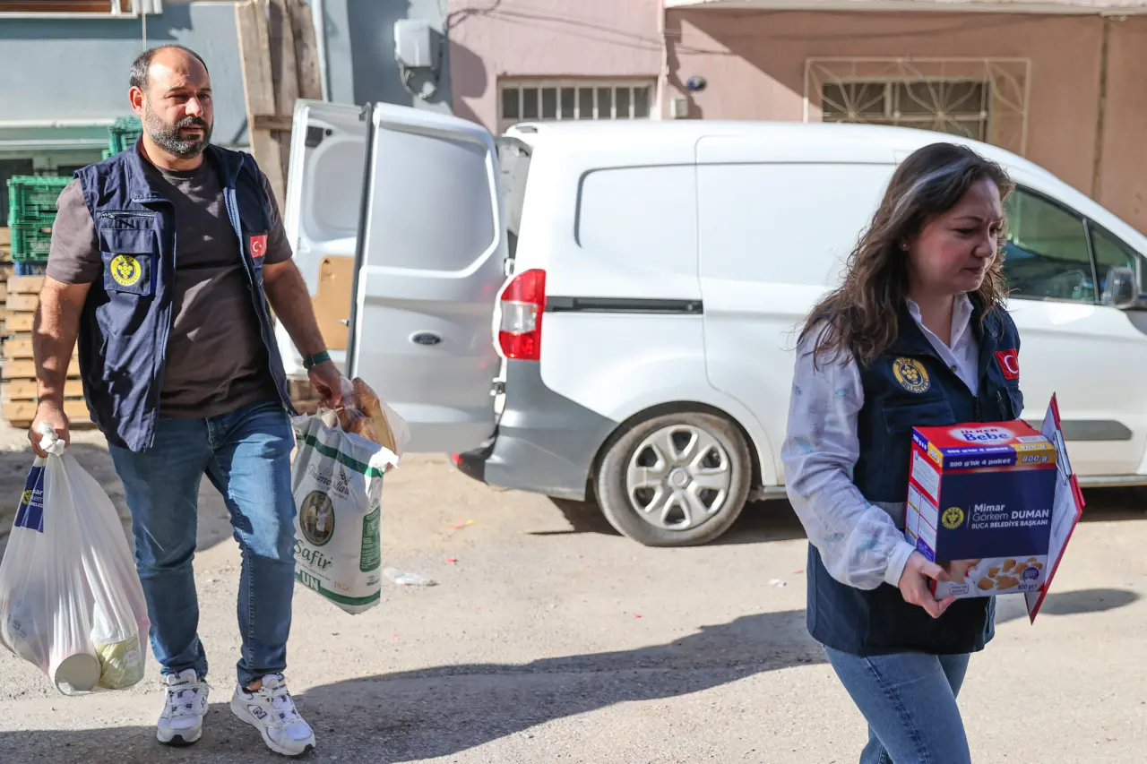 Buca Belediyesi, ilçedeki dayanışmayı büyüterek dar gelirli ailelere ekmek, un ve çeşitli gıda maddeleri dağıttı.