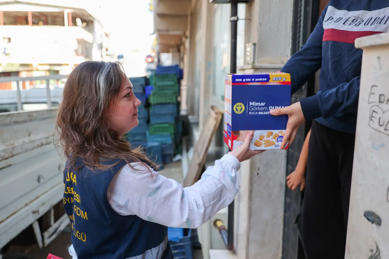 Buca Belediyesi, ilçedeki dayanışmayı büyüterek dar gelirli ailelere ekmek, un ve çeşitli gıda maddeleri dağıttı.