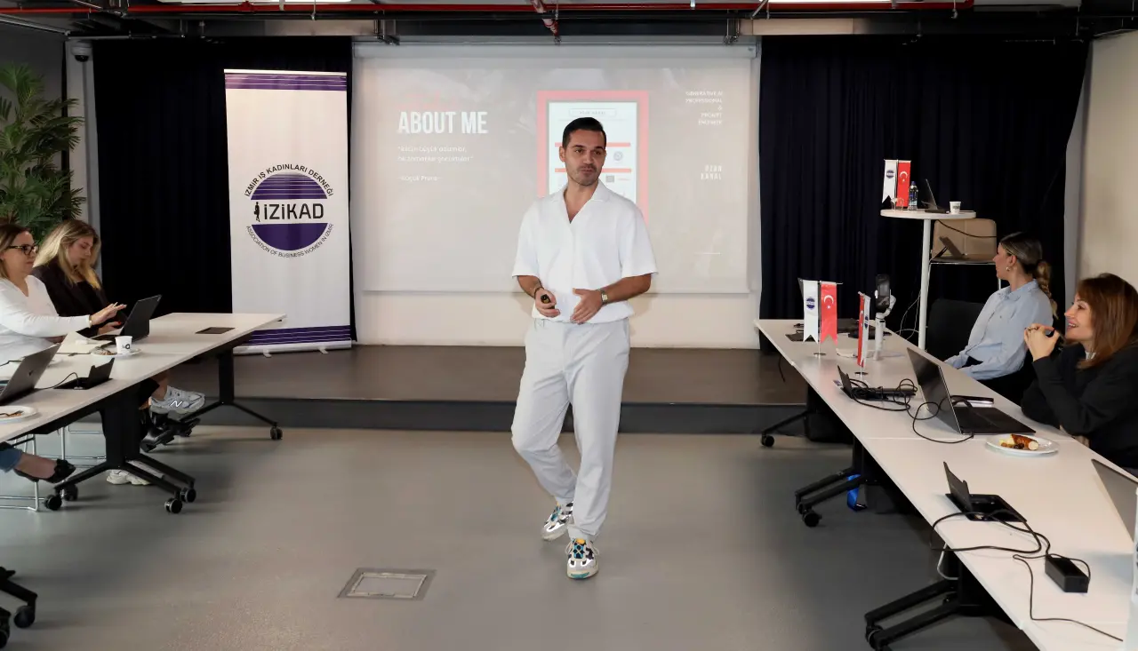 İzmir İş Kadınları Derneği (İZİKAD), 9. Gelişim Çalıştayı, İZQ’da “Yapay Zekâ ile İş’te Dönüşüm” temasıyla gerçekleştirildi. İZİKAD üyelerinin katıldığı programda, yapay zekânın işletmelerde verimlilik, rekabet gücü ve inovasyon kapasitesi üzerindeki etkileri ele alındı. İZİKAD üyelerine eğitimi Promt Mühendisi Yapay Zeka Uzmanı Ozan Kanal verdi.