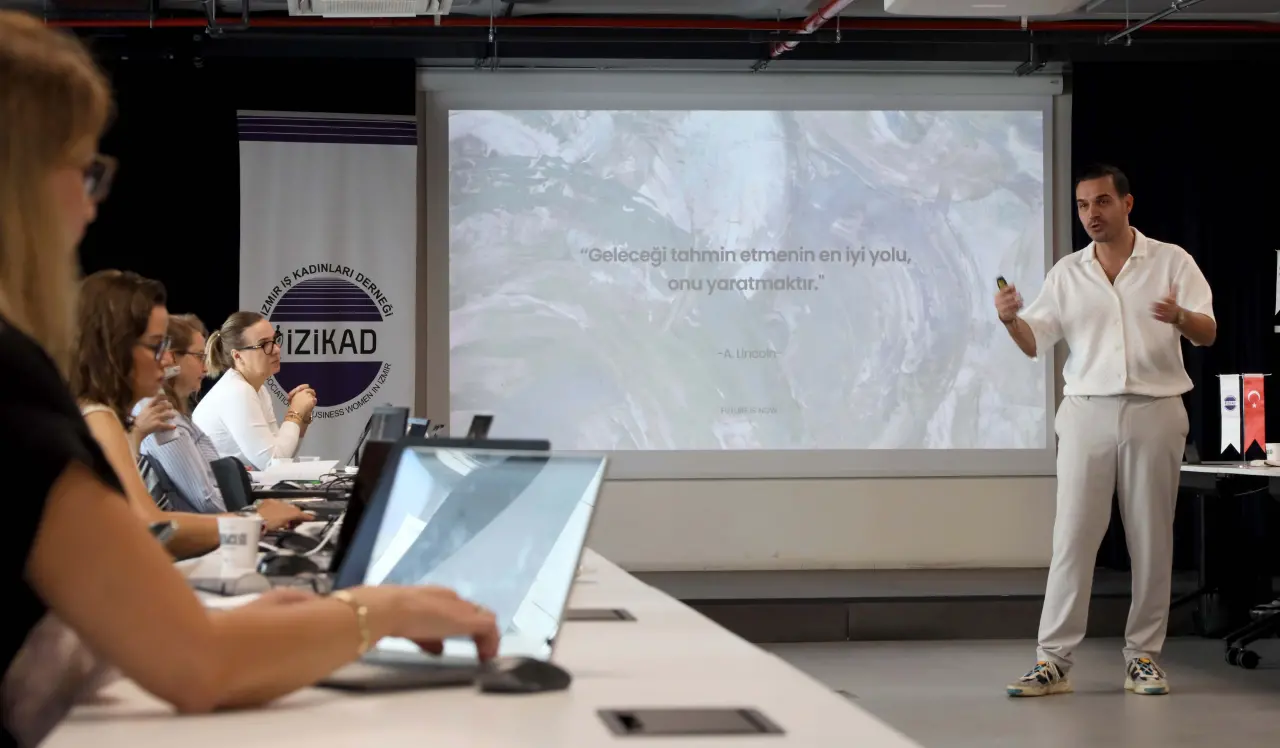 İzmir İş Kadınları Derneği (İZİKAD), 9. Gelişim Çalıştayı, İZQ’da “Yapay Zekâ ile İş’te Dönüşüm” temasıyla gerçekleştirildi. İZİKAD üyelerinin katıldığı programda, yapay zekânın işletmelerde verimlilik, rekabet gücü ve inovasyon kapasitesi üzerindeki etkileri ele alındı. İZİKAD üyelerine eğitimi Promt Mühendisi Yapay Zeka Uzmanı Ozan Kanal verdi.