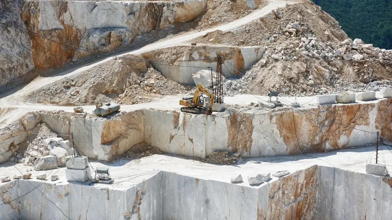 Türkiye’ye yıllık 2 milyar dolar döviz kazandıran, dünyada ilk üç arasında yer alan, ihracatın yıldızlarından doğal taş sektörü, sürdürülebilir madencilik ve yeşil üretim yöntemleri, otomasyon, dijitalleşme ve akıllı üretim süreçleri, hukuksal düzenlemeler ile uluslararası standartlar ve sektörel politikaları ele almak üzere mermerin başkenti Afyonkarahisar’da bir araya gelecek.