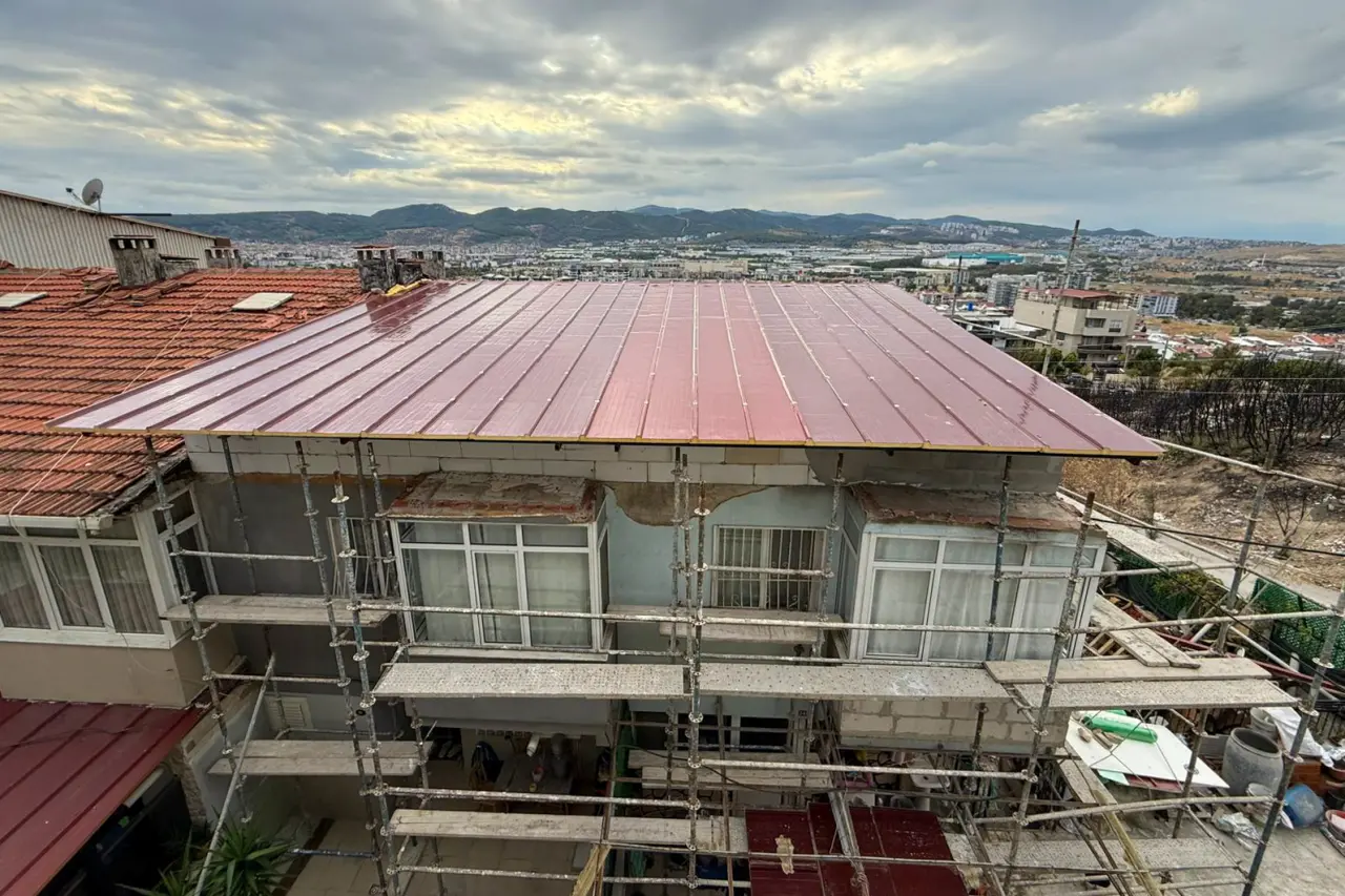 Gaziemir Belediyesi, Beyazevler Mahallesi’nde meydana gelen ve yerleşim alanlarına da sıçrayan orman yangınından etkilenen Kalkan ve Türkoğlu ailelerinin eşyalarını yıkadı, evlerinin temizliğini ve boyasını yaptı, çatılarını yeniledi.