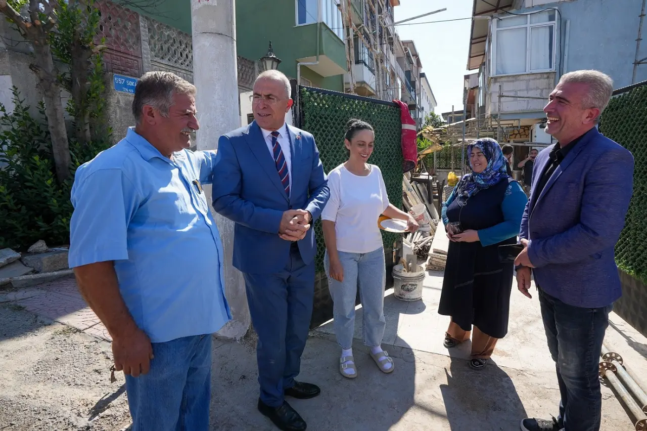 Gaziemir Belediyesi, Beyazevler Mahallesi’nde meydana gelen ve yerleşim alanlarına da sıçrayan orman yangınından etkilenen Kalkan ve Türkoğlu ailelerinin eşyalarını yıkadı, evlerinin temizliğini ve boyasını yaptı, çatılarını yeniledi.