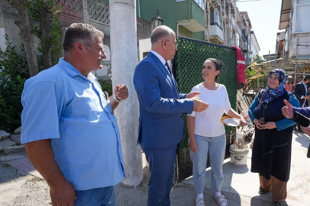 Gaziemir Belediyesi, Beyazevler Mahallesi’nde meydana gelen ve yerleşim alanlarına da sıçrayan orman yangınından etkilenen Kalkan ve Türkoğlu ailelerinin eşyalarını yıkadı, evlerinin temizliğini ve boyasını yaptı, çatılarını yeniledi.