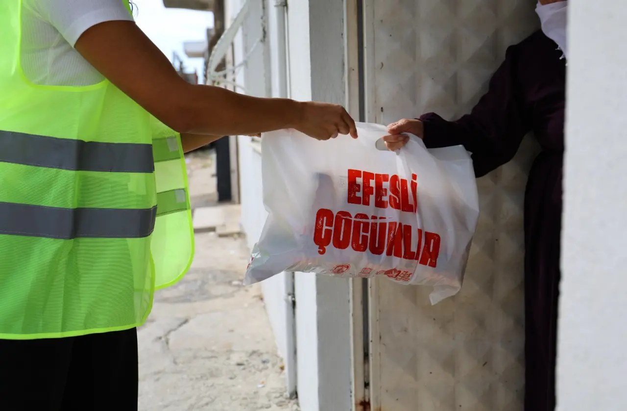 Efes Selçuk Belediyesi, örnek sosyal belediyecilik uygulamalarından biri olan “Efes Selçuk Çocuklar İçin Gıda Dayanışması” projesiyle yeni eğitim-öğretim yılında da öğrencilerin beslenme çantalarına destek oluyor.