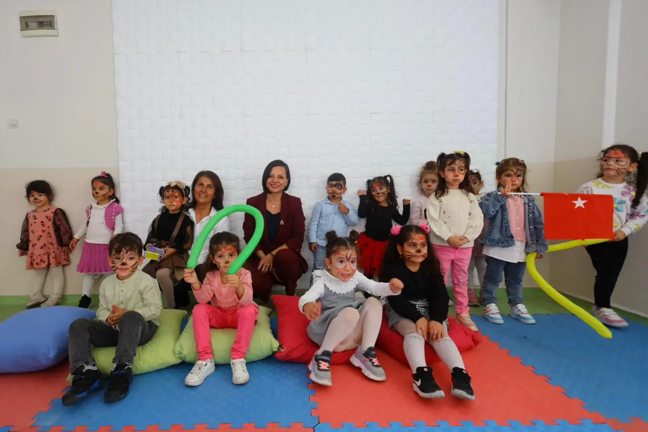 Karabağlar Belediyesi, ilçedeki çocukların güvenli, sağlıklı ve gelişim odaklı ortamlarda yetişmesini sağlamak amacıyla Çocuk Oyun Akademisi’ni Ali Fuat Erden Mahallesi’nde hizmete açtı. Açılışını Karabağlar Belediye Başkanı Helil Kınay’ın yaptığı bu ücretsiz merkez, bölgedeki çocuklara oyunla öğrenme imkânı sunacak. Özgür Mahallesi’ndeki Çocuk Evi’nin ardından açılan bu merkezle birlikte Başkan Kınay, yılbaşına kadar iki yeni akademinin daha hizmete gireceğini müjdeledi.