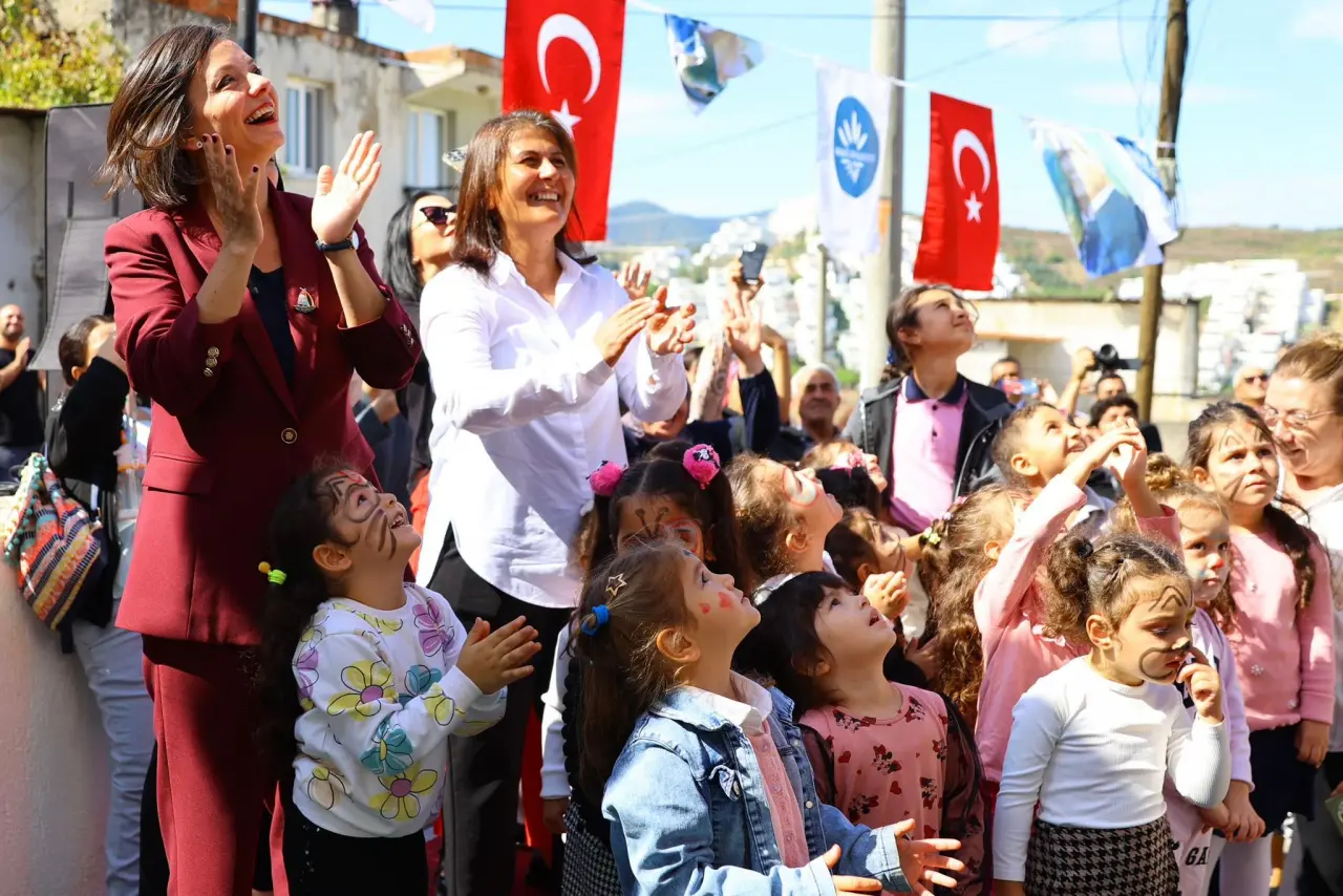 Karabağlar Belediyesi, ilçedeki çocukların güvenli, sağlıklı ve gelişim odaklı ortamlarda yetişmesini sağlamak amacıyla Çocuk Oyun Akademisi’ni Ali Fuat Erden Mahallesi’nde hizmete açtı. Açılışını Karabağlar Belediye Başkanı Helil Kınay’ın yaptığı bu ücretsiz merkez, bölgedeki çocuklara oyunla öğrenme imkânı sunacak. Özgür Mahallesi’ndeki Çocuk Evi’nin ardından açılan bu merkezle birlikte Başkan Kınay, yılbaşına kadar iki yeni akademinin daha hizmete gireceğini müjdeledi.