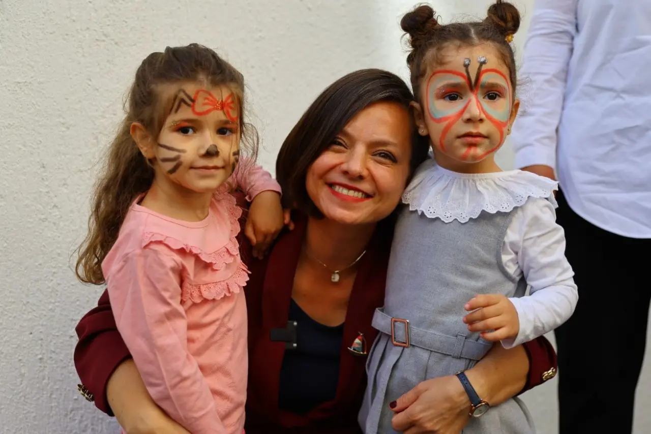 Karabağlar Belediyesi, ilçedeki çocukların güvenli, sağlıklı ve gelişim odaklı ortamlarda yetişmesini sağlamak amacıyla Çocuk Oyun Akademisi’ni Ali Fuat Erden Mahallesi’nde hizmete açtı. Açılışını Karabağlar Belediye Başkanı Helil Kınay’ın yaptığı bu ücretsiz merkez, bölgedeki çocuklara oyunla öğrenme imkânı sunacak. Özgür Mahallesi’ndeki Çocuk Evi’nin ardından açılan bu merkezle birlikte Başkan Kınay, yılbaşına kadar iki yeni akademinin daha hizmete gireceğini müjdeledi.