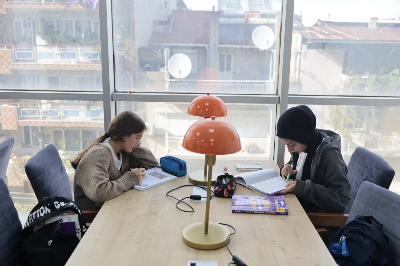 Konak Belediyesi’nin Güzelyalı Nazım Hikmet Kültür Merkezi ve Toros Sosyal Tesisleri içerisinde yer alan modern ve tam donanımlı Cumhuriyet Kütüphaneleri, sessiz çalışma alanları, zengin kitap yelpazesi ve ücretsiz Wi-Fi olanaklarıyla çocuklarla gençlerin uğrak noktası haline geldi.