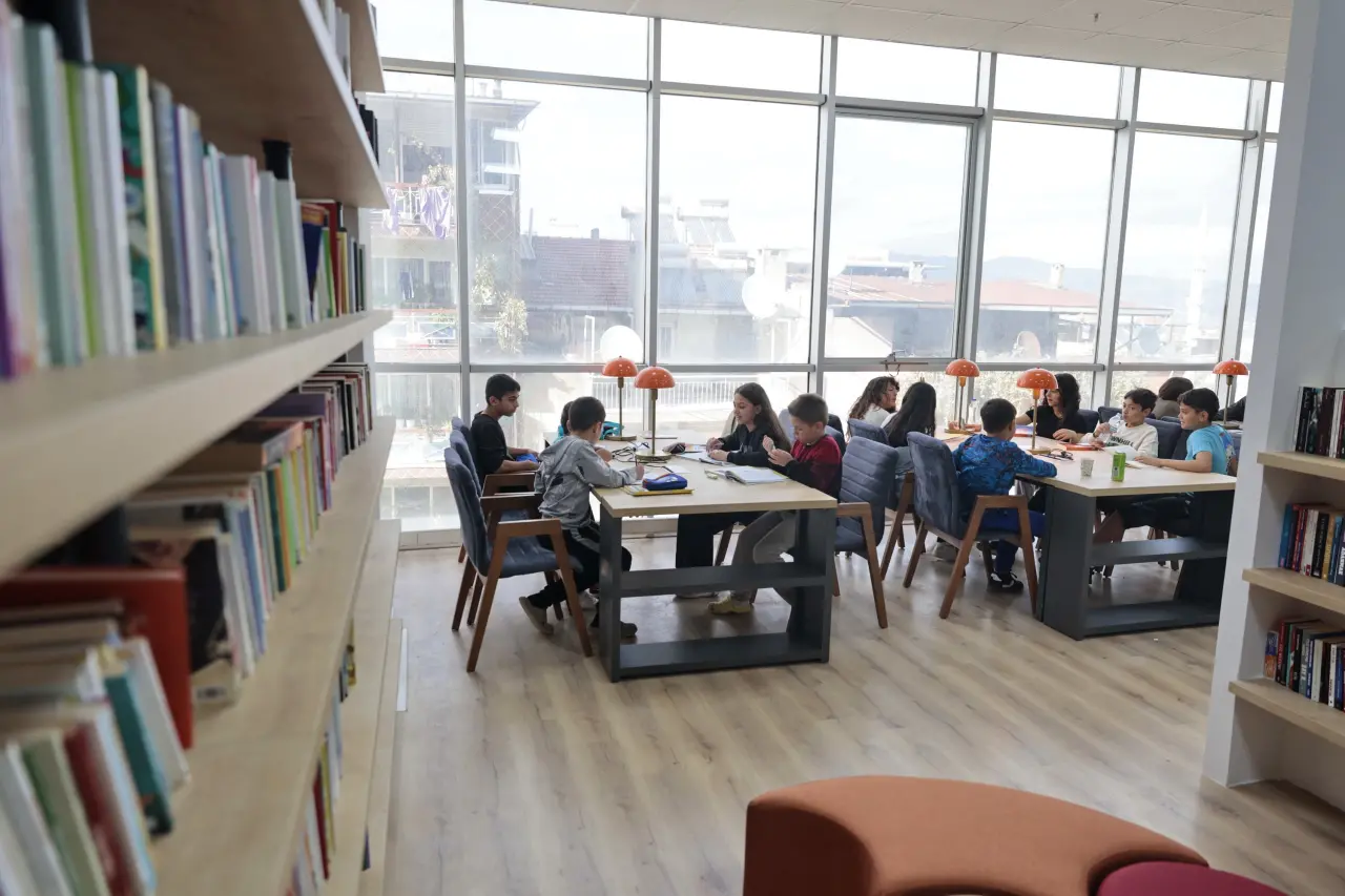 Konak Belediyesi’nin Güzelyalı Nazım Hikmet Kültür Merkezi ve Toros Sosyal Tesisleri içerisinde yer alan modern ve tam donanımlı Cumhuriyet Kütüphaneleri, sessiz çalışma alanları, zengin kitap yelpazesi ve ücretsiz Wi-Fi olanaklarıyla çocuklarla gençlerin uğrak noktası haline geldi.