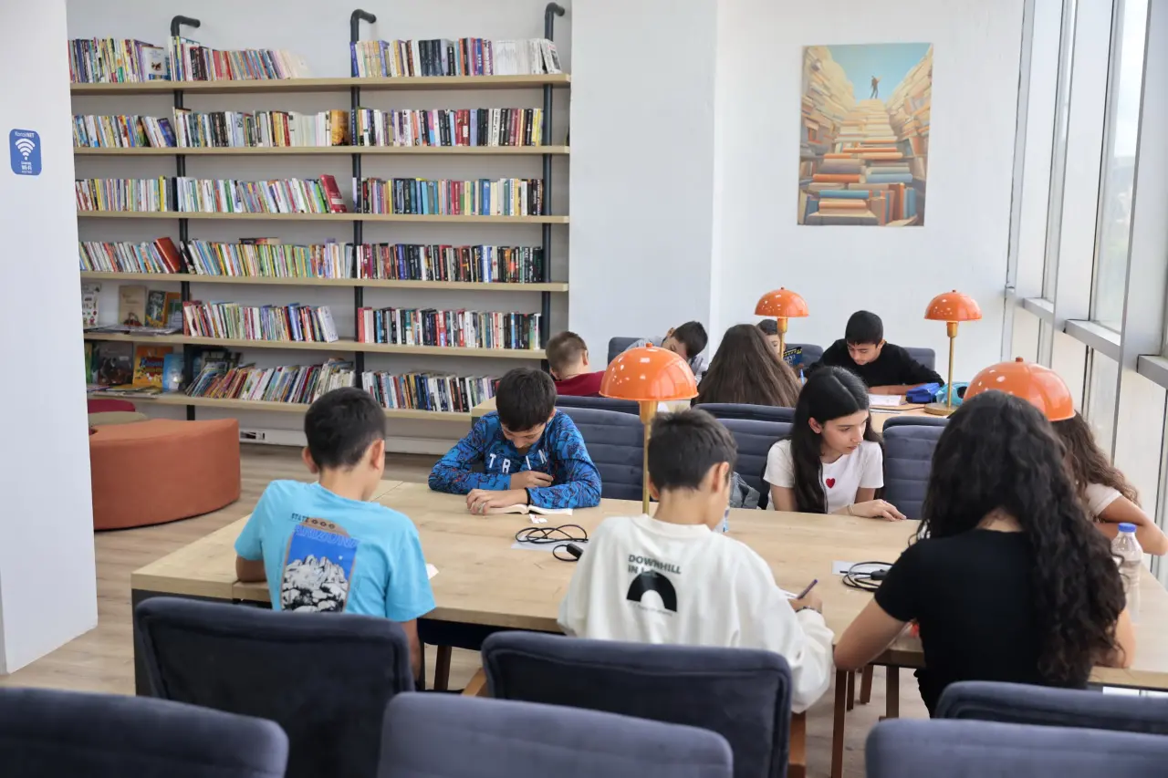 Konak Belediyesi’nin Güzelyalı Nazım Hikmet Kültür Merkezi ve Toros Sosyal Tesisleri içerisinde yer alan modern ve tam donanımlı Cumhuriyet Kütüphaneleri, sessiz çalışma alanları, zengin kitap yelpazesi ve ücretsiz Wi-Fi olanaklarıyla çocuklarla gençlerin uğrak noktası haline geldi.