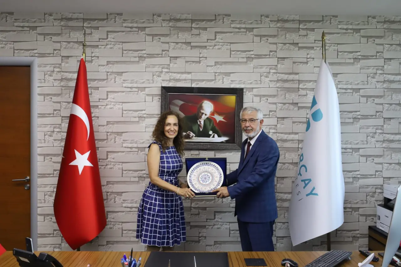 Karşıyaka Belediyesi ve İzmir Bakırçay Üniversitesi, Karşıyaka Bilim Merkezi’nin yeniden bilimin ve eğitimin hizmetine sunulması amacıyla ortak hizmet protokolü imzaladı. İki kurum arasındaki bu iş birliğiyle, uzun zamandır kapalı olan Karşıyaka Bilim Merkezi, modern altyapısıyla yeniden kapılarını açacak.