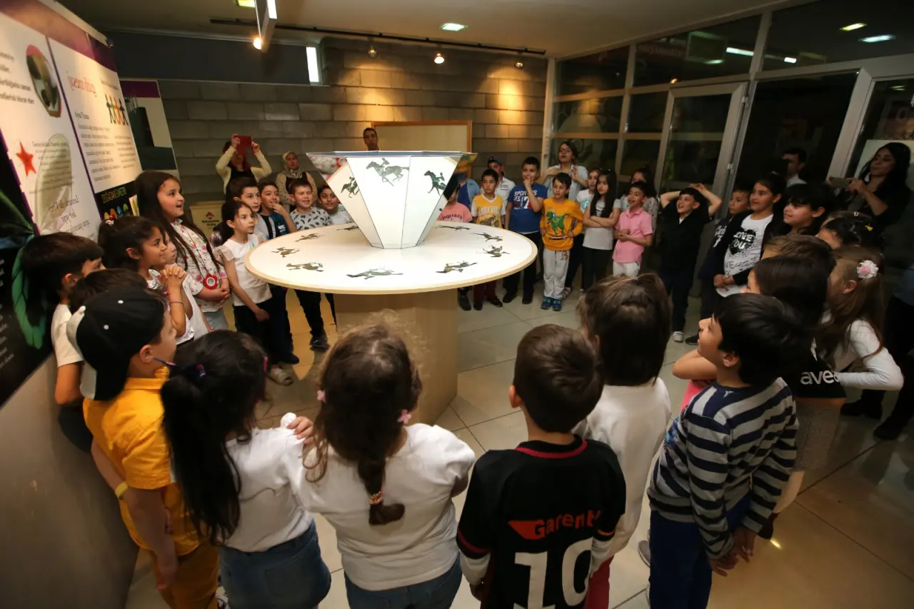 Karşıyaka Belediyesi ve İzmir Bakırçay Üniversitesi, Karşıyaka Bilim Merkezi’nin yeniden bilimin ve eğitimin hizmetine sunulması amacıyla ortak hizmet protokolü imzaladı. İki kurum arasındaki bu iş birliğiyle, uzun zamandır kapalı olan Karşıyaka Bilim Merkezi, modern altyapısıyla yeniden kapılarını açacak.