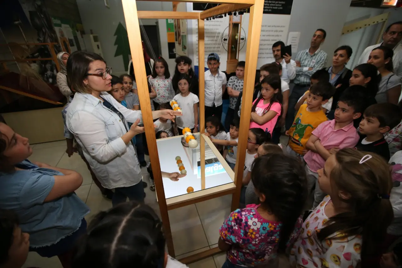 Karşıyaka Belediyesi ve İzmir Bakırçay Üniversitesi, Karşıyaka Bilim Merkezi’nin yeniden bilimin ve eğitimin hizmetine sunulması amacıyla ortak hizmet protokolü imzaladı. İki kurum arasındaki bu iş birliğiyle, uzun zamandır kapalı olan Karşıyaka Bilim Merkezi, modern altyapısıyla yeniden kapılarını açacak.