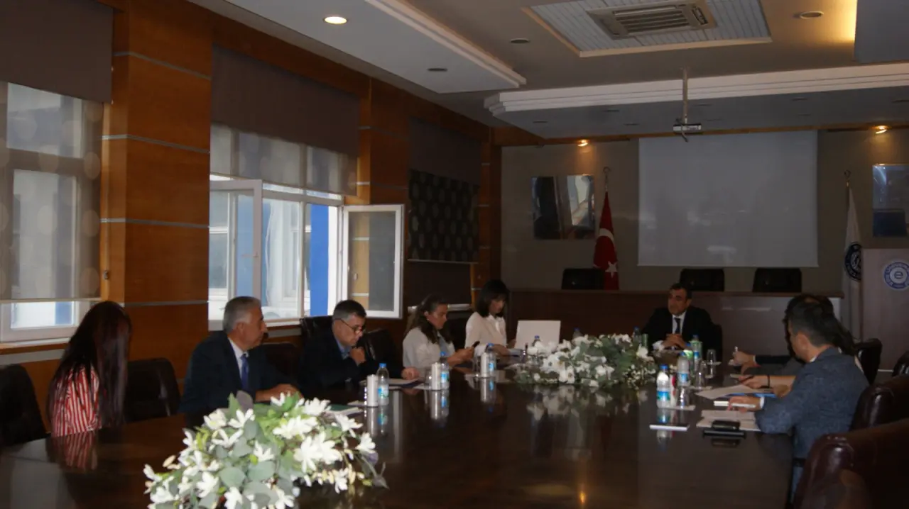 Ege Üniversitesi (EÜ) Ege Meslek Yüksekokulu, üniversite-sanayi iş birliğini güçlendirme hedefiyle İzmir’in önde gelen ticaret ve sanayi temsilcilerini ağırladı.