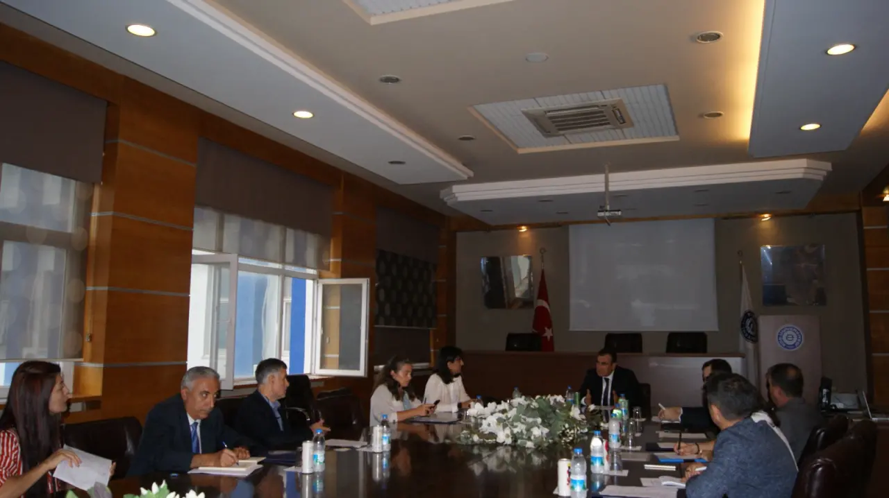 Ege Üniversitesi (EÜ) Ege Meslek Yüksekokulu, üniversite-sanayi iş birliğini güçlendirme hedefiyle İzmir’in önde gelen ticaret ve sanayi temsilcilerini ağırladı.