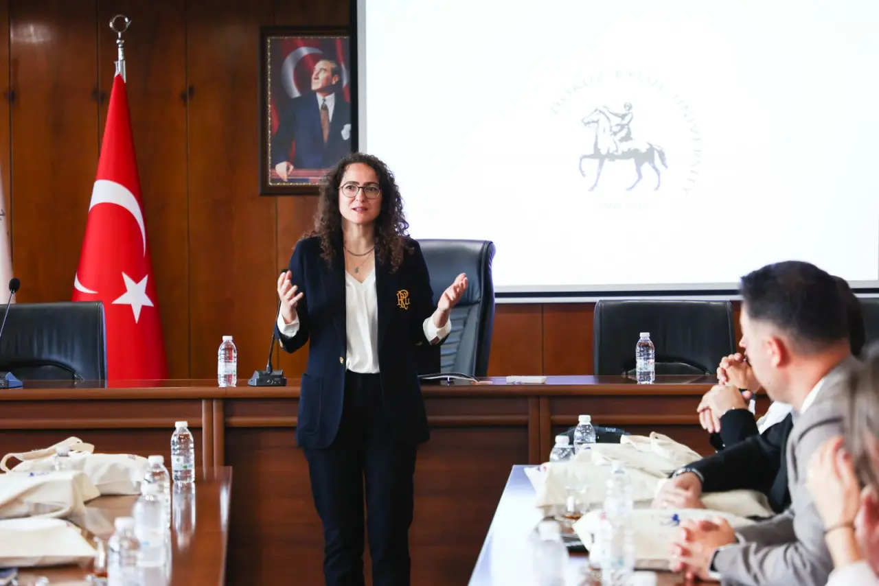 Trabzon Üniversitesinin koordinatörlüğünü yürüttüğü, Dokuz Eylül Üniversitesi (DEÜ), Atatürk Üniversitesi, Gazi Üniversitesi ve Karadeniz Teknik Üniversitesinin konsorsiyum ortağı olarak yer aldığı 20231-TR01-KA131-HED-000136980 numaralı Erasmus+ Değişim Programı Uzaktan Eğitim Merkezleri Konsorsiyumu (CODEC) hareketliliği kapsamında düzenlenen “CODEC Konsorsiyumu 3. Süreç Değerlendirme Toplantısı”, 2-3 Ekim 2025 tarihlerinde DEÜ Uzaktan Eğitim Uygulama ve Araştırma Merkezi (DEUZEM) ev sahipliğinde gerçekleştirildi.