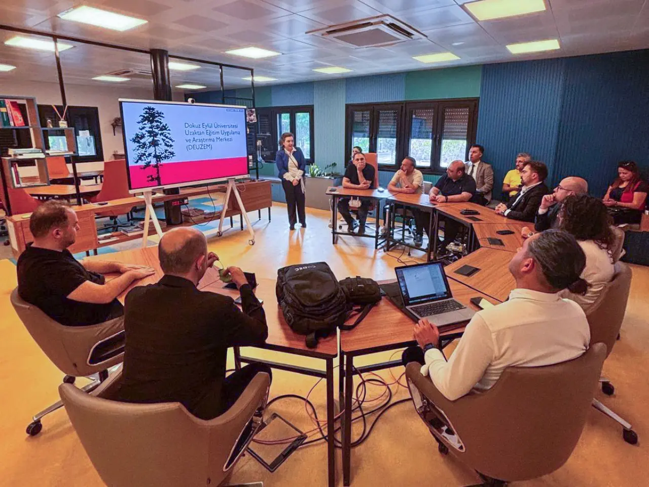 Trabzon Üniversitesinin koordinatörlüğünü yürüttüğü, Dokuz Eylül Üniversitesi (DEÜ), Atatürk Üniversitesi, Gazi Üniversitesi ve Karadeniz Teknik Üniversitesinin konsorsiyum ortağı olarak yer aldığı 20231-TR01-KA131-HED-000136980 numaralı Erasmus+ Değişim Programı Uzaktan Eğitim Merkezleri Konsorsiyumu (CODEC) hareketliliği kapsamında düzenlenen “CODEC Konsorsiyumu 3. Süreç Değerlendirme Toplantısı”, 2-3 Ekim 2025 tarihlerinde DEÜ Uzaktan Eğitim Uygulama ve Araştırma Merkezi (DEUZEM) ev sahipliğinde gerçekleştirildi.