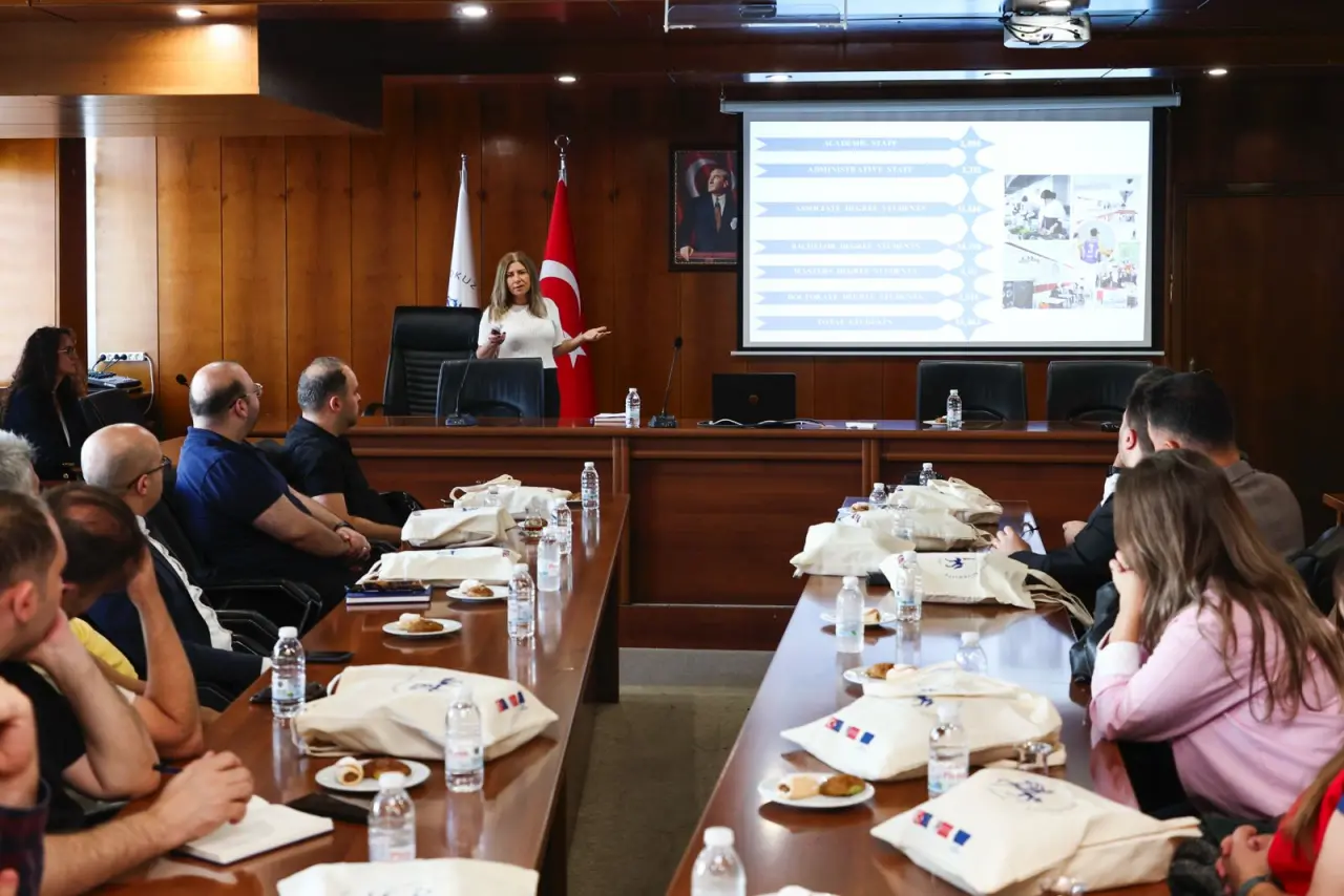 Trabzon Üniversitesinin koordinatörlüğünü yürüttüğü, Dokuz Eylül Üniversitesi (DEÜ), Atatürk Üniversitesi, Gazi Üniversitesi ve Karadeniz Teknik Üniversitesinin konsorsiyum ortağı olarak yer aldığı 20231-TR01-KA131-HED-000136980 numaralı Erasmus+ Değişim Programı Uzaktan Eğitim Merkezleri Konsorsiyumu (CODEC) hareketliliği kapsamında düzenlenen “CODEC Konsorsiyumu 3. Süreç Değerlendirme Toplantısı”, 2-3 Ekim 2025 tarihlerinde DEÜ Uzaktan Eğitim Uygulama ve Araştırma Merkezi (DEUZEM) ev sahipliğinde gerçekleştirildi.
