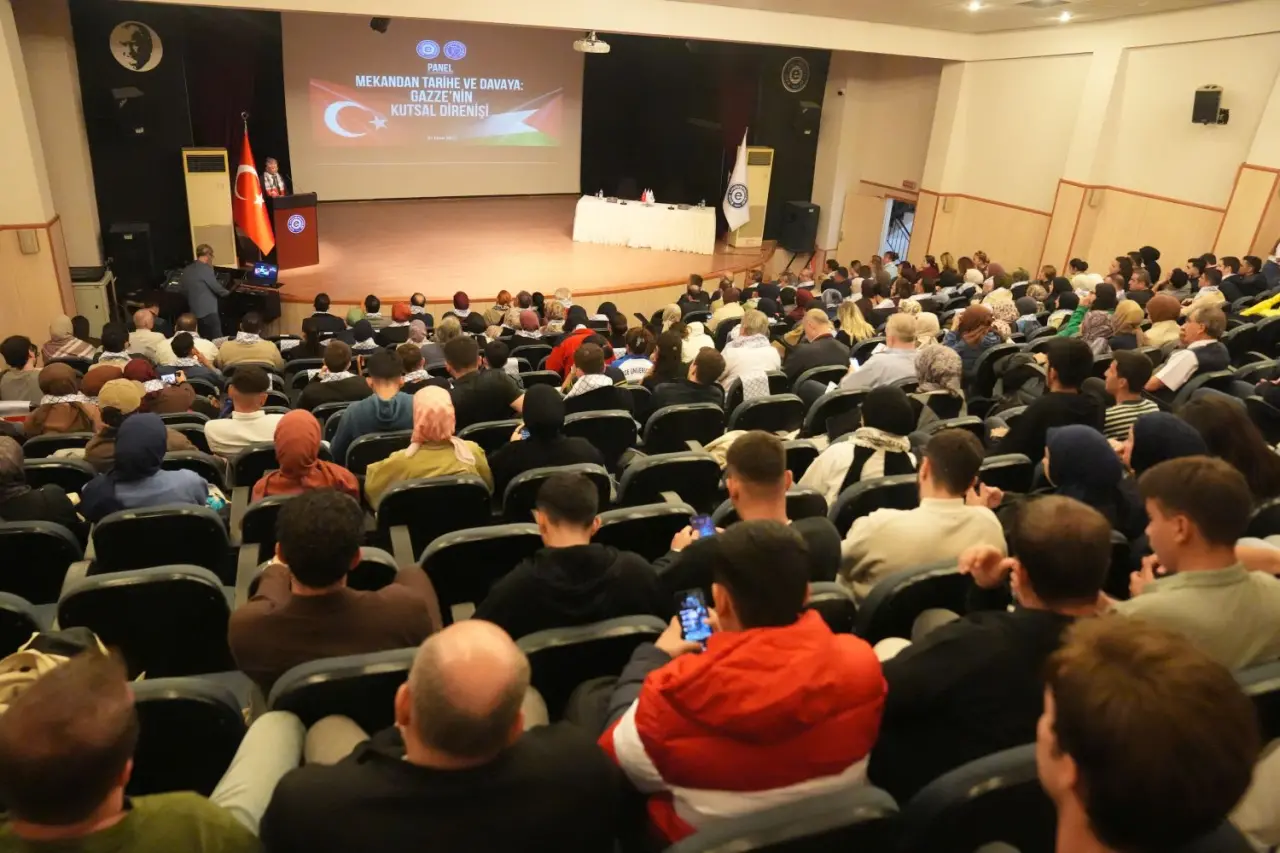 Ege Üniversitesinde, Gazze’deki kutsal, tarihî ve güncel direnişi mercek altına alan “Mekândan Tarihe ve Davaya: Gazze’nin Kutsal Direnişi” başlıklı panel gerçekleştirildi. Ege Üniversitesi Kültür ve Sanat Evinde yapılan panelde, Ege Üniversitesi Birgivi İlahiyat Fakültesi Dekanı Prof. Dr. Muhammet Hanefi Palabıyık ve Pamukkale Üniversitesi Fen Edebiyat Fakültesi Tarih Bölümü Öğretim Üyesi Prof. Dr. Durmuş Akalın konuşmacı olarak yer aldı. Etkinliğe Ege Üniversitesi Rektör Yardımcısı Prof. Dr. Mehmet Ersan, Senato Üyeleri, akademisyenler ve öğrenciler katıldı.
