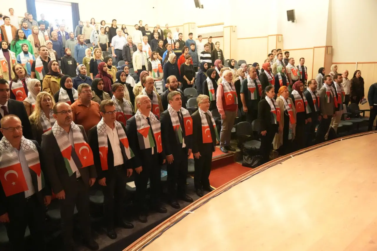 Ege Üniversitesinde, Gazze’deki kutsal, tarihî ve güncel direnişi mercek altına alan “Mekândan Tarihe ve Davaya: Gazze’nin Kutsal Direnişi” başlıklı panel gerçekleştirildi. Ege Üniversitesi Kültür ve Sanat Evinde yapılan panelde, Ege Üniversitesi Birgivi İlahiyat Fakültesi Dekanı Prof. Dr. Muhammet Hanefi Palabıyık ve Pamukkale Üniversitesi Fen Edebiyat Fakültesi Tarih Bölümü Öğretim Üyesi Prof. Dr. Durmuş Akalın konuşmacı olarak yer aldı. Etkinliğe Ege Üniversitesi Rektör Yardımcısı Prof. Dr. Mehmet Ersan, Senato Üyeleri, akademisyenler ve öğrenciler katıldı.