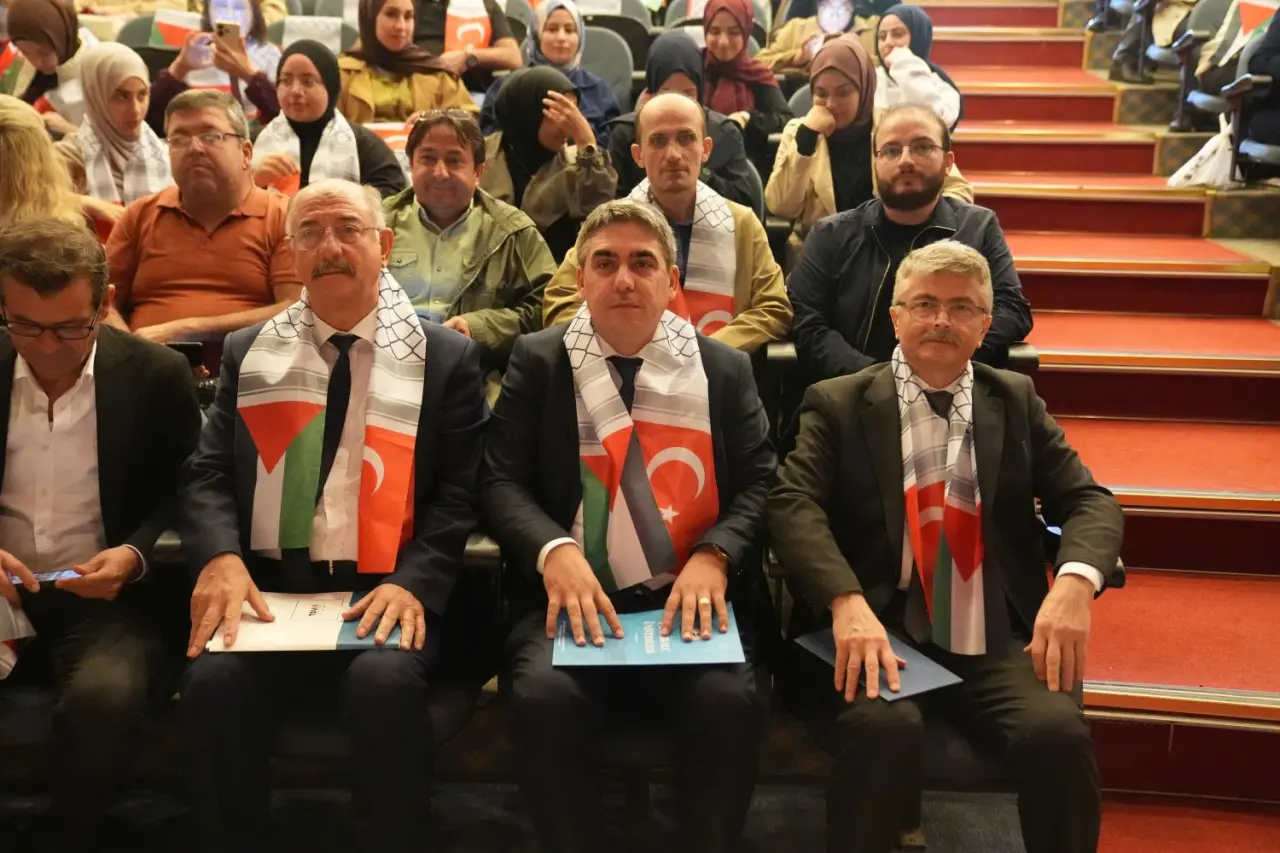 Ege Üniversitesinde, Gazze’deki kutsal, tarihî ve güncel direnişi mercek altına alan “Mekândan Tarihe ve Davaya: Gazze’nin Kutsal Direnişi” başlıklı panel gerçekleştirildi. Ege Üniversitesi Kültür ve Sanat Evinde yapılan panelde, Ege Üniversitesi Birgivi İlahiyat Fakültesi Dekanı Prof. Dr. Muhammet Hanefi Palabıyık ve Pamukkale Üniversitesi Fen Edebiyat Fakültesi Tarih Bölümü Öğretim Üyesi Prof. Dr. Durmuş Akalın konuşmacı olarak yer aldı. Etkinliğe Ege Üniversitesi Rektör Yardımcısı Prof. Dr. Mehmet Ersan, Senato Üyeleri, akademisyenler ve öğrenciler katıldı.