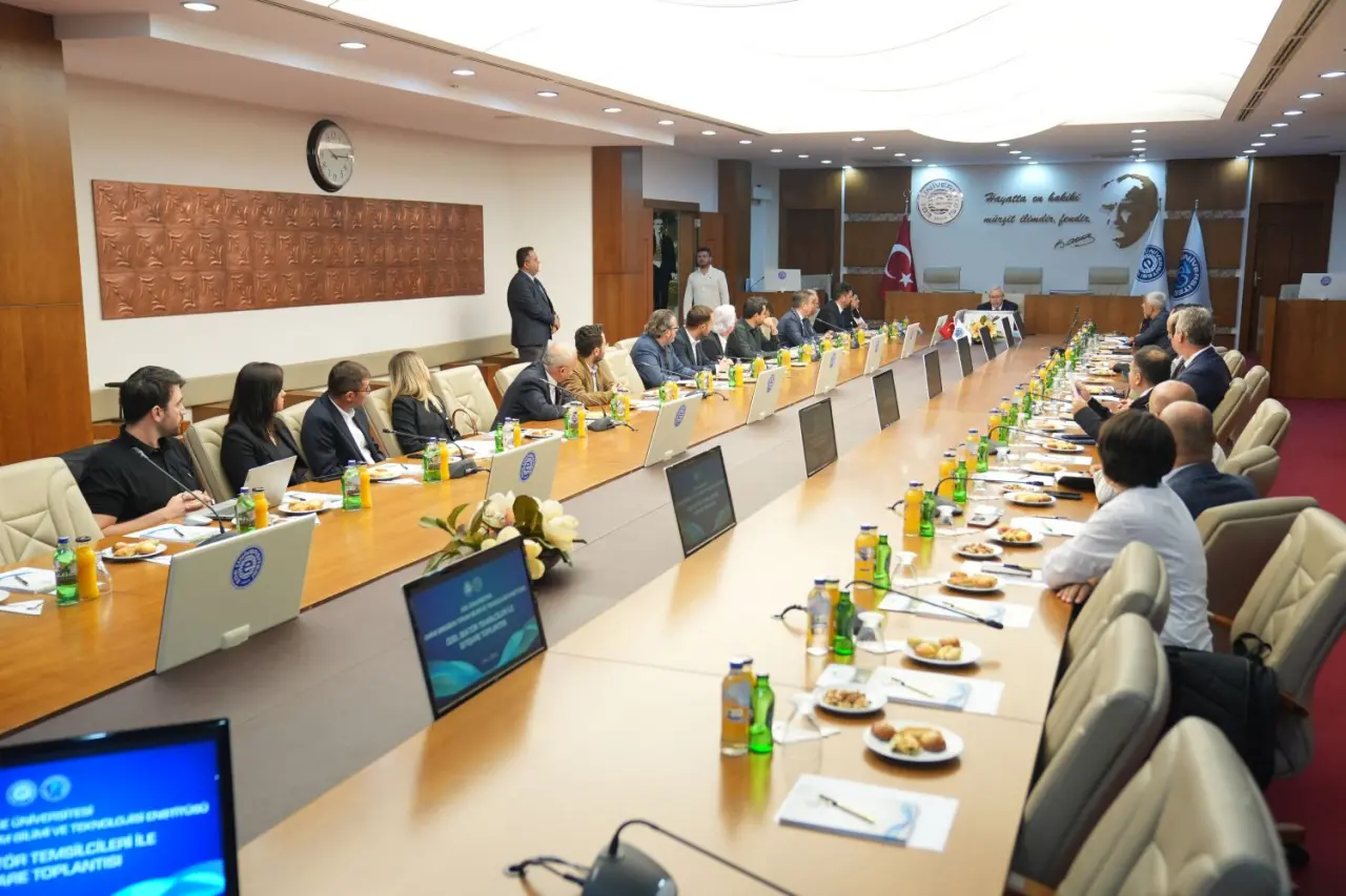 Rektör Prof. Dr. Budak, “Tohum, geleceğin en büyük stratejik kaynağıdır. Bugün burada sektörün öncü firmaları ve birlikleriyle bir araya gelmemiz, bu hedeflerin hayata geçirilmesi açısından kritik önem arz etmektedir. Ege Üniversitesi olarak sektörle aynı vizyonu paylaşıyoruz. Daha güçlü, daha rekabetçi, daha yenilikçi bir Türk tohumculuk sektörü inşa etmek. Bunun için üniversite-sanayi iş birliğini derinleştirmeye, ortak Ar-Ge projeleri geliştirmeye ve bilgi paylaşımını artırmaya hazırız” dedi.