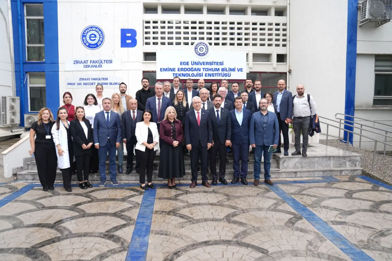 Rektör Prof. Dr. Budak, “Tohum, geleceğin en büyük stratejik kaynağıdır. Bugün burada sektörün öncü firmaları ve birlikleriyle bir araya gelmemiz, bu hedeflerin hayata geçirilmesi açısından kritik önem arz etmektedir. Ege Üniversitesi olarak sektörle aynı vizyonu paylaşıyoruz. Daha güçlü, daha rekabetçi, daha yenilikçi bir Türk tohumculuk sektörü inşa etmek. Bunun için üniversite-sanayi iş birliğini derinleştirmeye, ortak Ar-Ge projeleri geliştirmeye ve bilgi paylaşımını artırmaya hazırız” dedi.