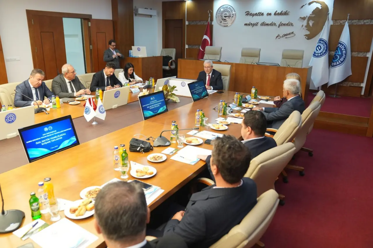 Rektör Prof. Dr. Budak, “Tohum, geleceğin en büyük stratejik kaynağıdır. Bugün burada sektörün öncü firmaları ve birlikleriyle bir araya gelmemiz, bu hedeflerin hayata geçirilmesi açısından kritik önem arz etmektedir. Ege Üniversitesi olarak sektörle aynı vizyonu paylaşıyoruz. Daha güçlü, daha rekabetçi, daha yenilikçi bir Türk tohumculuk sektörü inşa etmek. Bunun için üniversite-sanayi iş birliğini derinleştirmeye, ortak Ar-Ge projeleri geliştirmeye ve bilgi paylaşımını artırmaya hazırız” dedi.