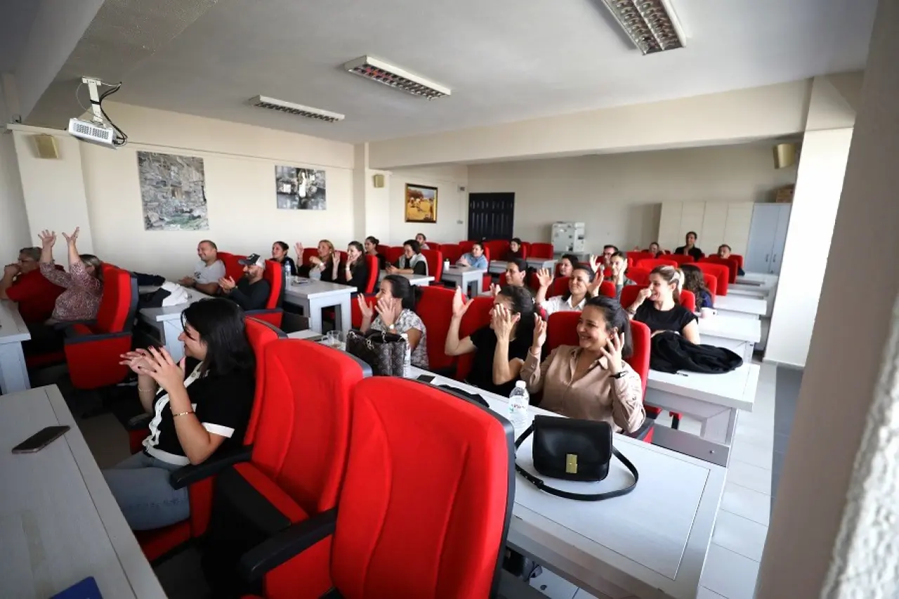 Menderes Belediyesi’nde personele işaret dili eğitimi veriliyor. İzmir Büyükşehir Belediyesi Sosyal Hizmetler Daire Başkanlığı Engelli Çalışmaları Şube Müdürlüğü’nün destekleri ile gerçekleştirilen eğitimler dört haftada dört ayrı eğitim olarak planlandı
