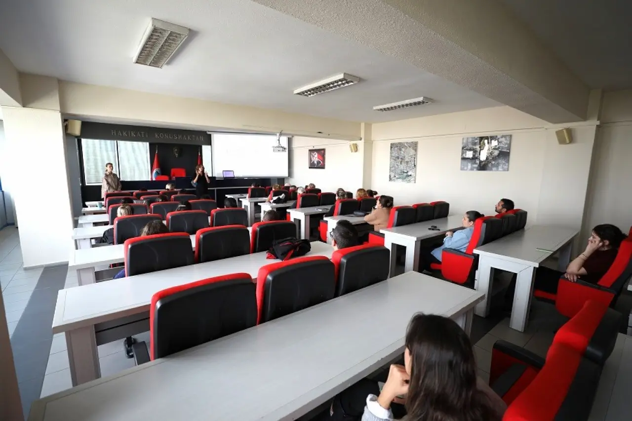 Menderes Belediyesi’nde personele işaret dili eğitimi veriliyor. İzmir Büyükşehir Belediyesi Sosyal Hizmetler Daire Başkanlığı Engelli Çalışmaları Şube Müdürlüğü’nün destekleri ile gerçekleştirilen eğitimler dört haftada dört ayrı eğitim olarak planlandı