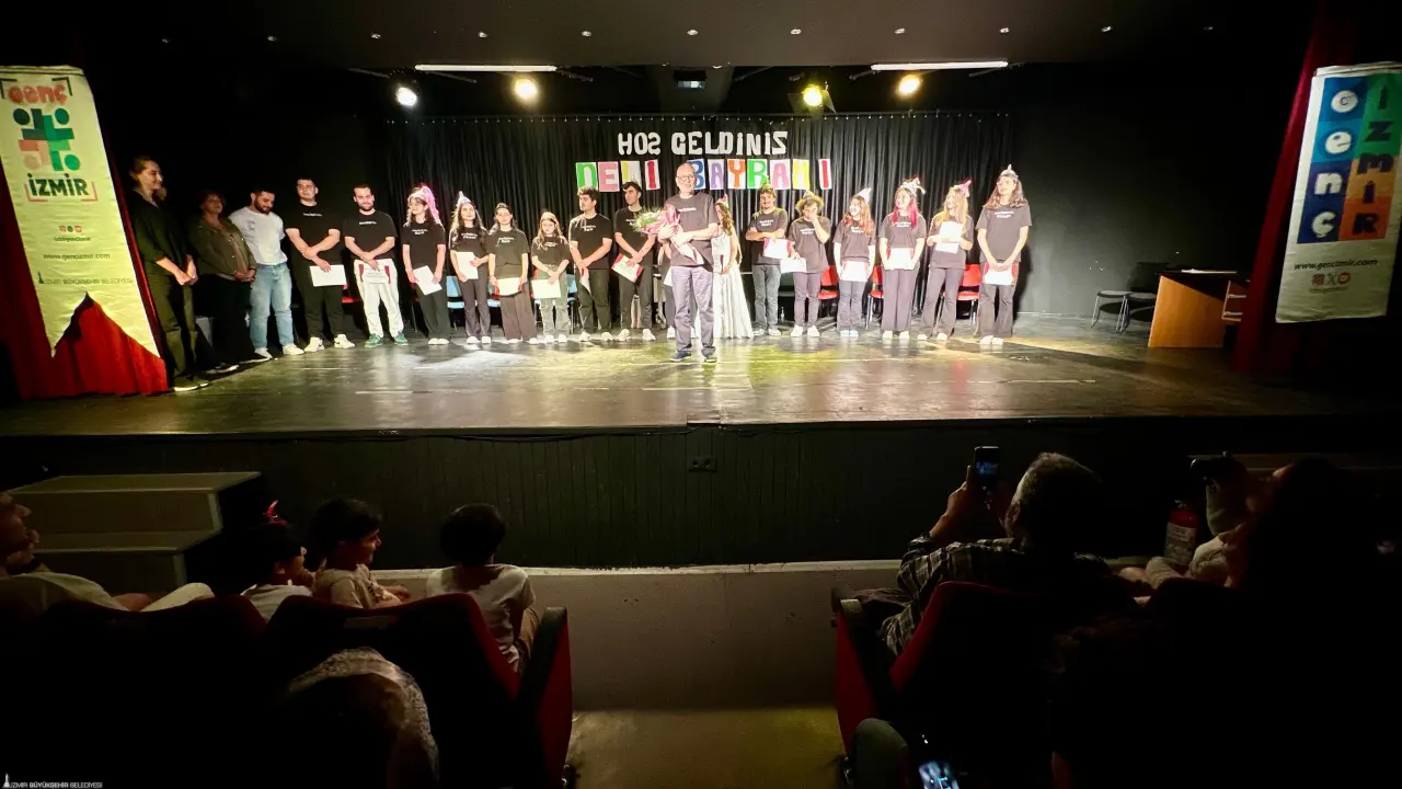İzmir Büyükşehir Belediyesi’nin tiyatro kursuna katılan gençlerin sahnelediği “Deli Bayramı” oyunu, yeni sezonda bir kez daha seyirci karşısına çıkacak.