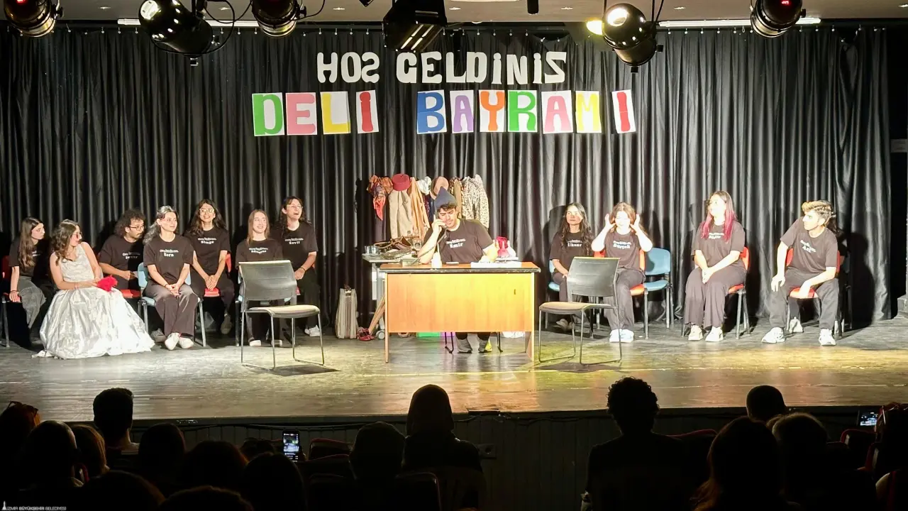 İzmir Büyükşehir Belediyesi’nin tiyatro kursuna katılan gençlerin sahnelediği “Deli Bayramı” oyunu, yeni sezonda bir kez daha seyirci karşısına çıkacak.