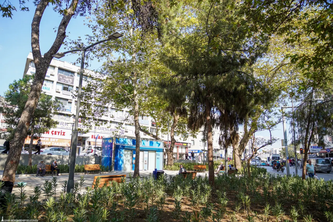 İzmir Büyükşehir Belediyesi, Buca’da Şirinyer Beyazıt Aykut Parkı’nı baştan sona yenileyerek daha konforlu, yeşil ve güvenli hale getirdi. Parktan daha fazla yararlanan mahalle halkı İzmir Büyükşehir Belediyesi’ne teşekkür etti.