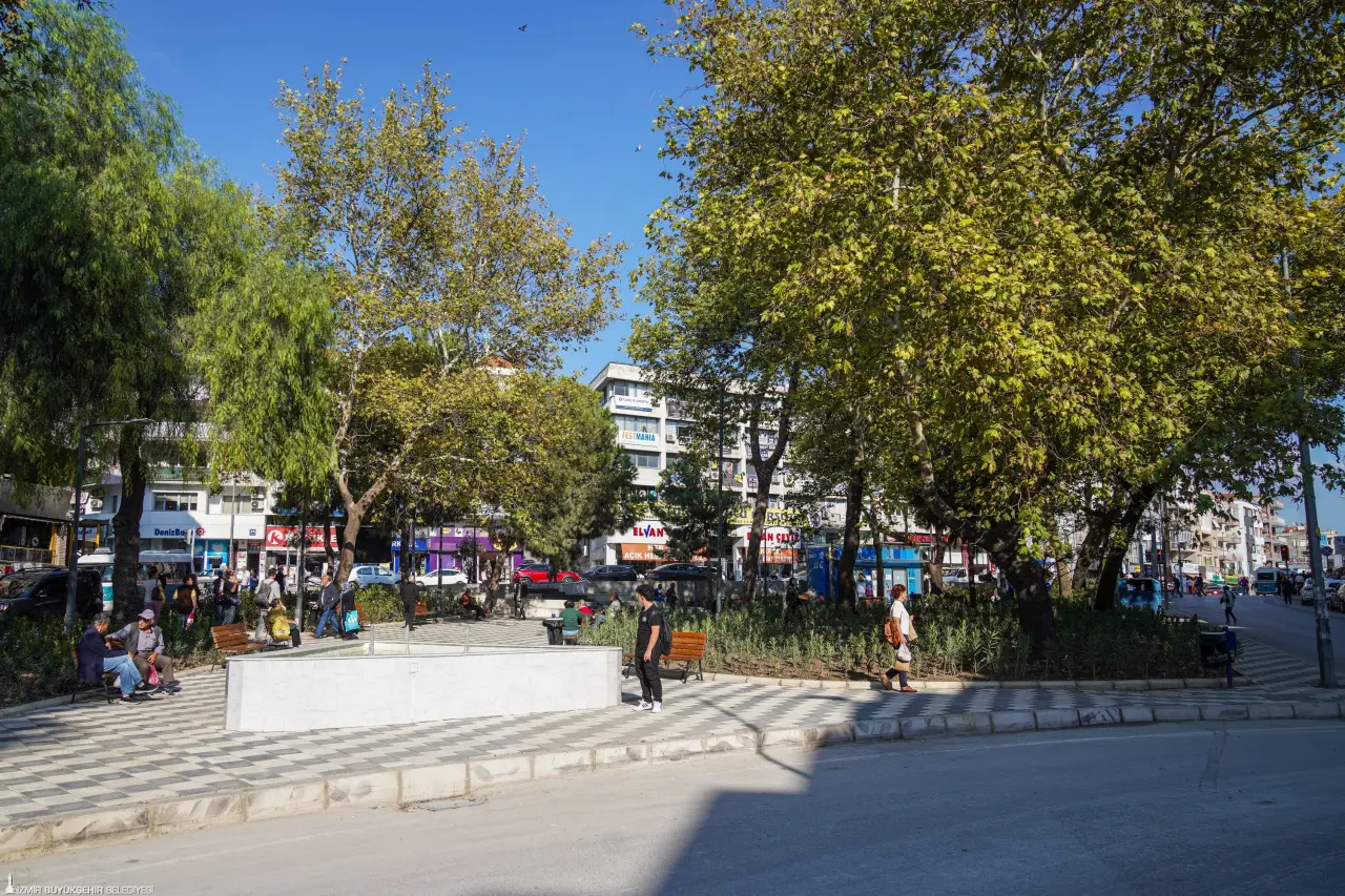 İzmir Büyükşehir Belediyesi, Buca’da Şirinyer Beyazıt Aykut Parkı’nı baştan sona yenileyerek daha konforlu, yeşil ve güvenli hale getirdi. Parktan daha fazla yararlanan mahalle halkı İzmir Büyükşehir Belediyesi’ne teşekkür etti.