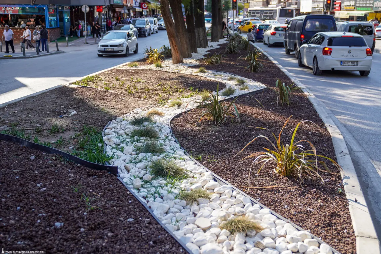İzmir Büyükşehir Belediyesi, Buca’da Şirinyer Beyazıt Aykut Parkı’nı baştan sona yenileyerek daha konforlu, yeşil ve güvenli hale getirdi. Parktan daha fazla yararlanan mahalle halkı İzmir Büyükşehir Belediyesi’ne teşekkür etti.